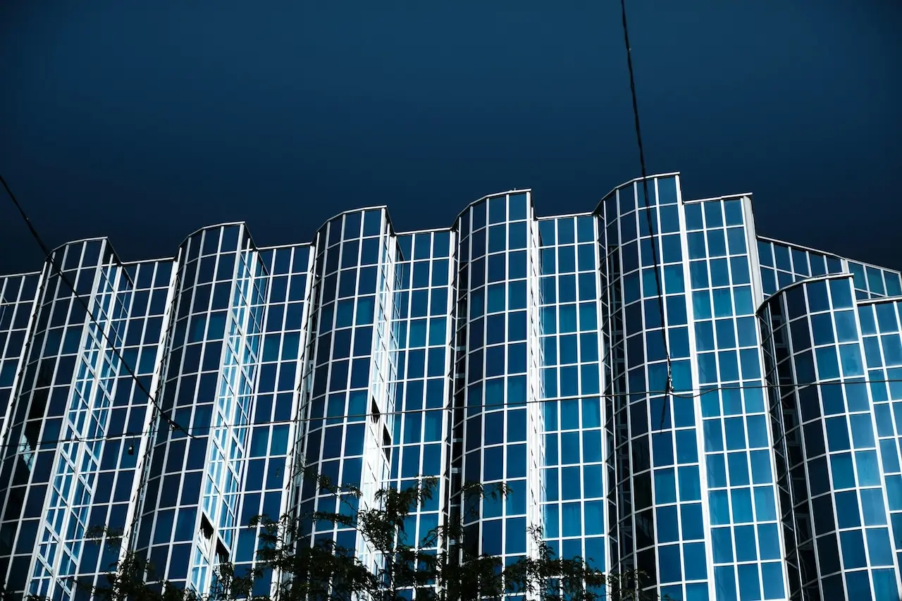A completely glass-lined airport hotel with hundreds of windows