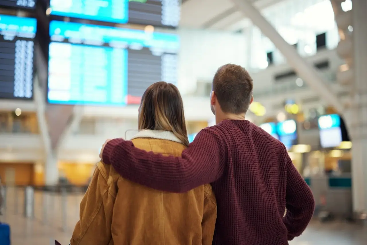 un couple de voyageurs dans un aeroport