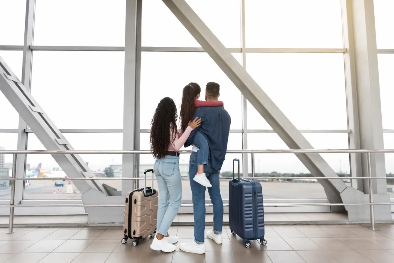 une famille de voyageurs dans un a&eacute;roport