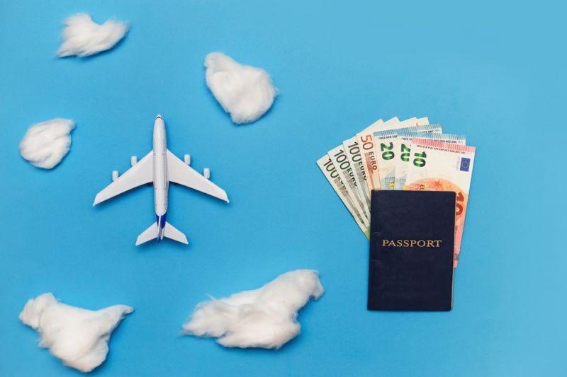 Flugzeug und Bargeld auf blauem Hintergrund