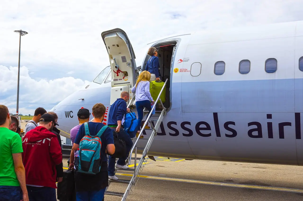 Passagiers stappen aan boord van een Brussels Airlines vliegtuig op de luchthaven