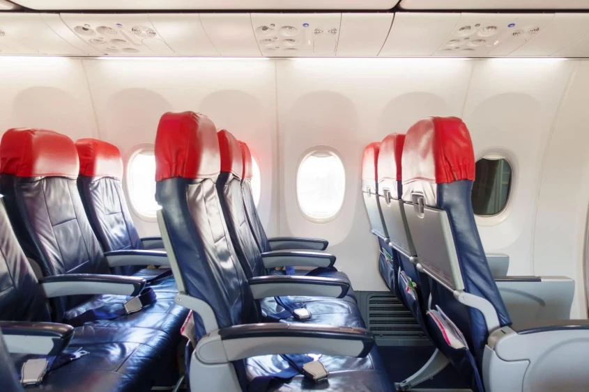 En genrebild över ekonomiklass på Delta Air Lines flygplan
