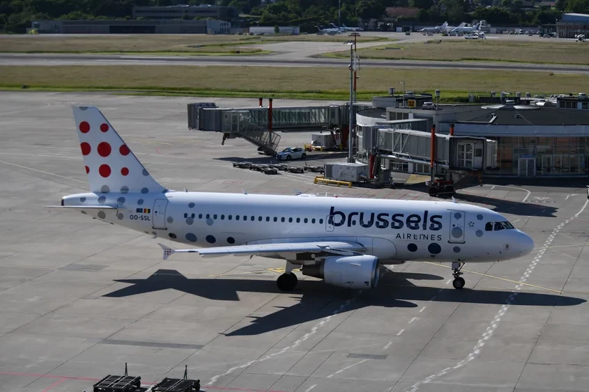 Avi&atilde;o da Brussels Airlines estacionado no aeroporto