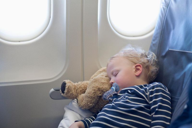 Cómo dormir a un bebe en un avión