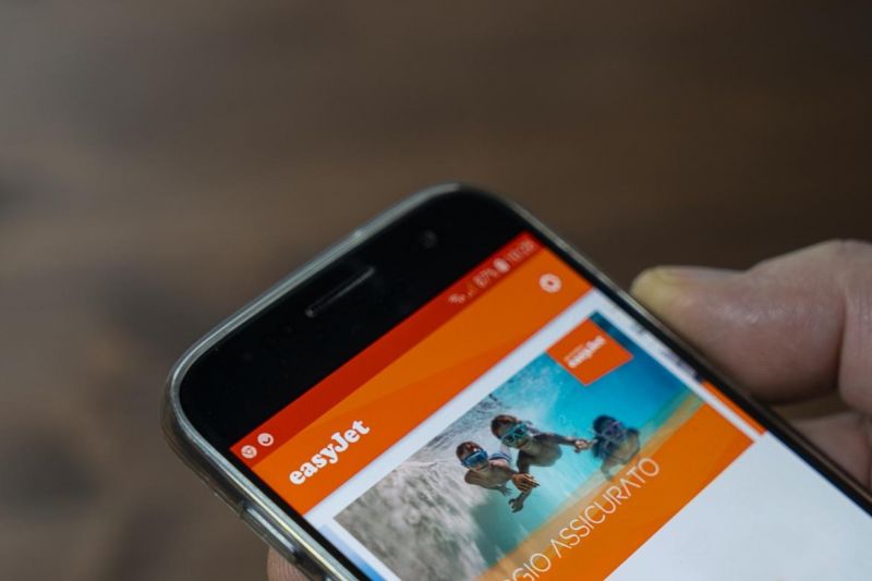 a person making a complaint through the easyjet app