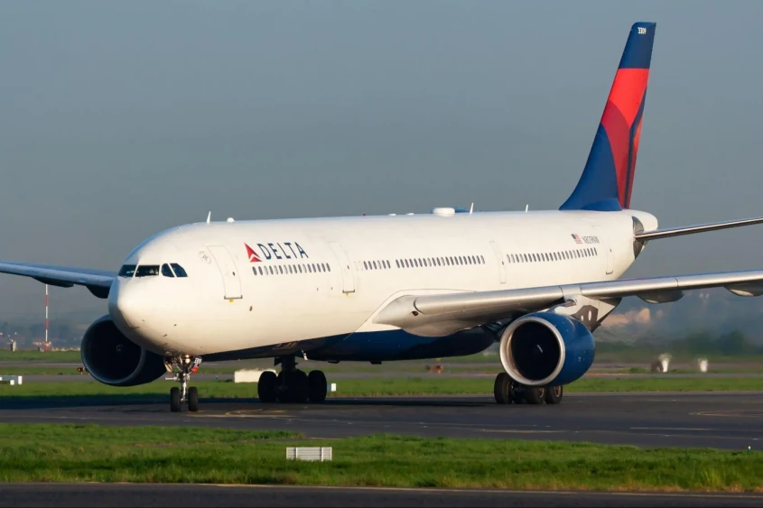 En genrebild över ett Delta Air Lines flygplan som förbereder sig för avgång