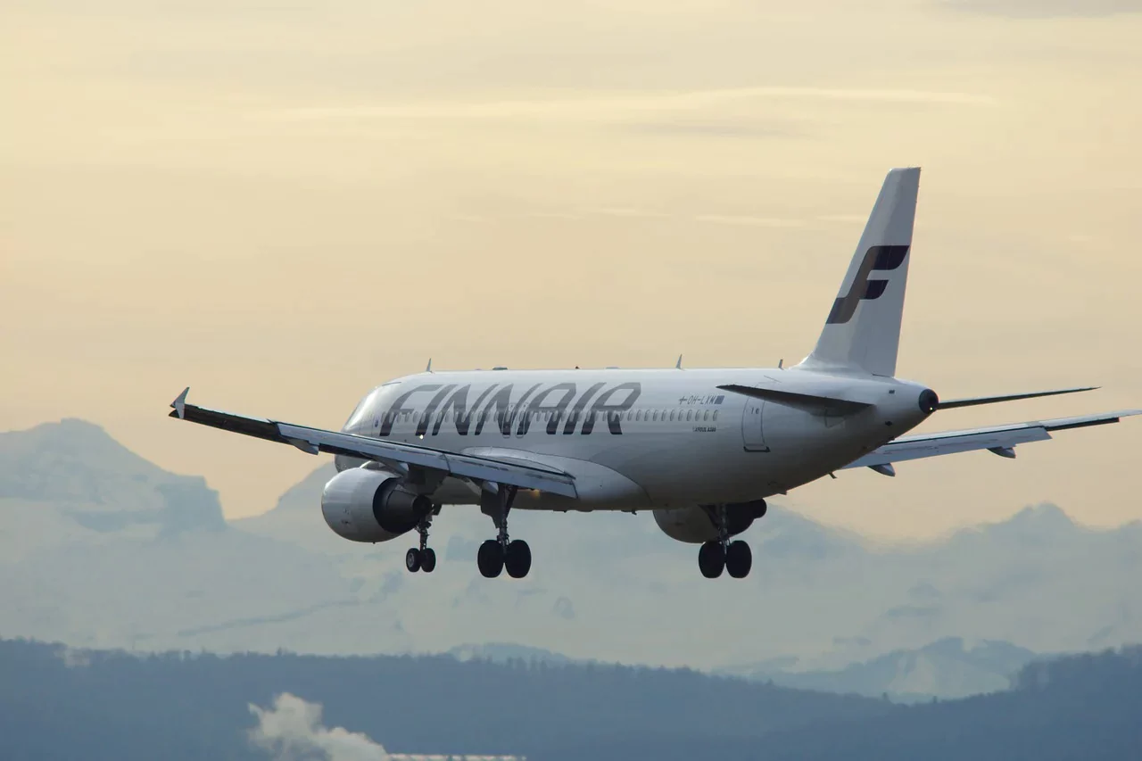 en genrebild over ett finnair plan pa vag till en destination nagonstans i varlden