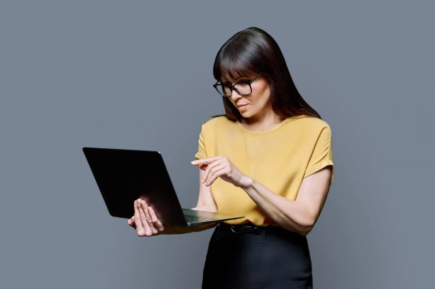 en kvinna framför datorn