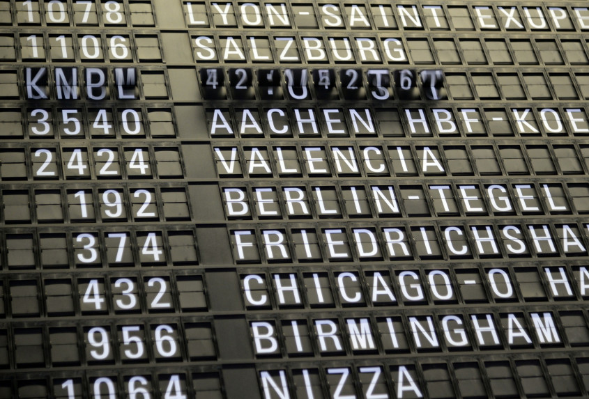 een bord op de luchthaven met laat vertrek