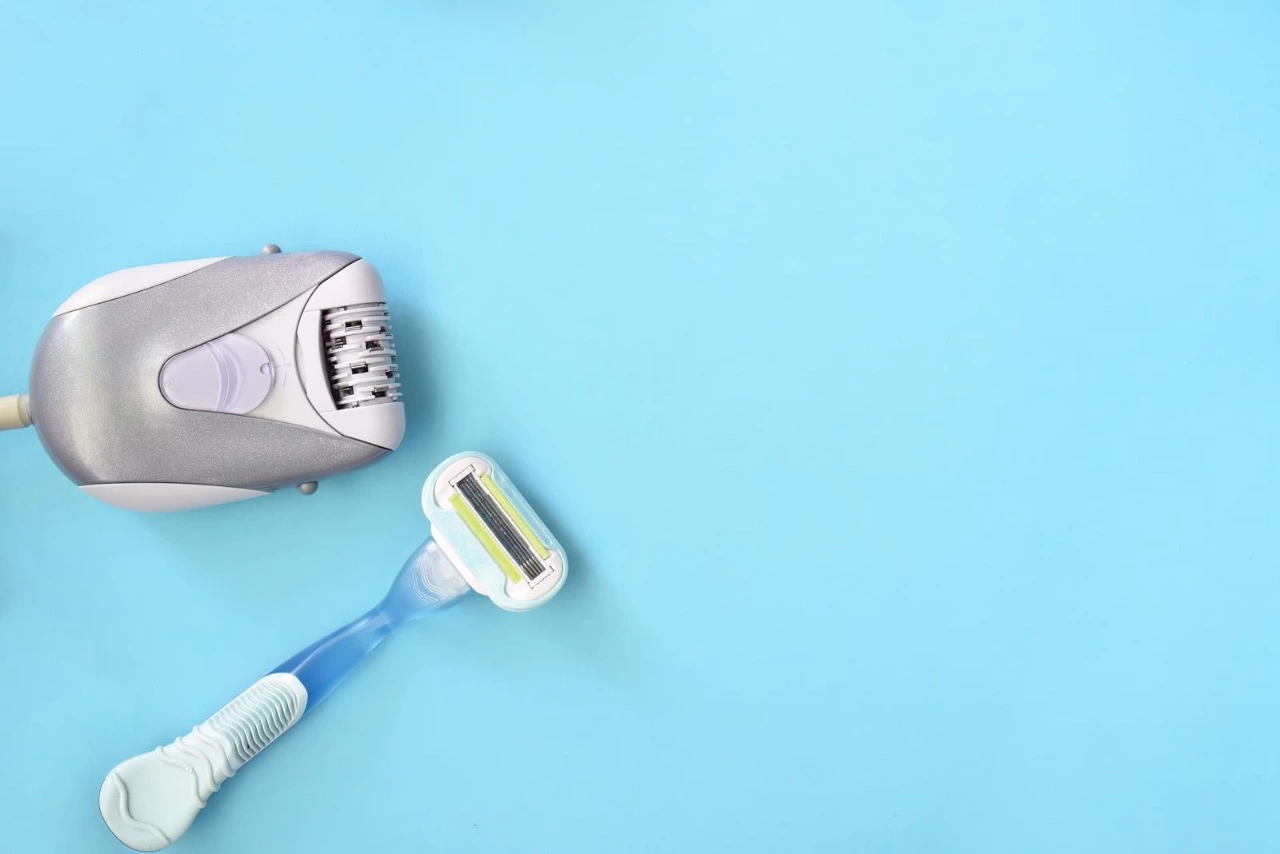 epilator and razor on a blue background