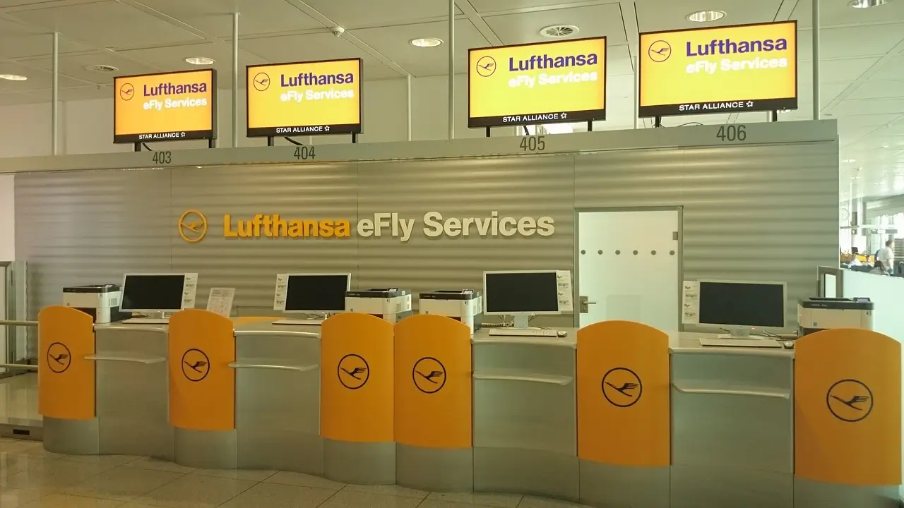 una zona de lufthansa en un aeropuerto