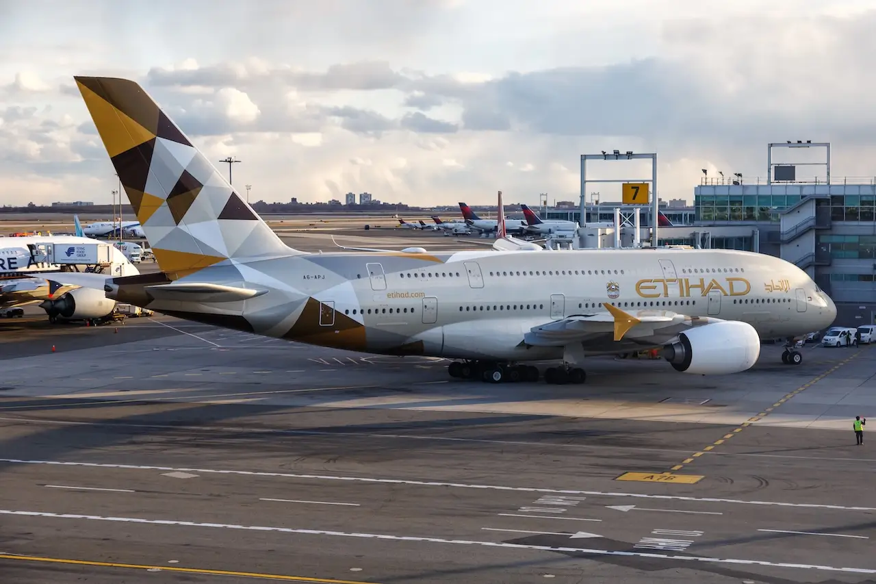 Flugzeug der Etihad Airways vor dem Abflug am Flughafen New York