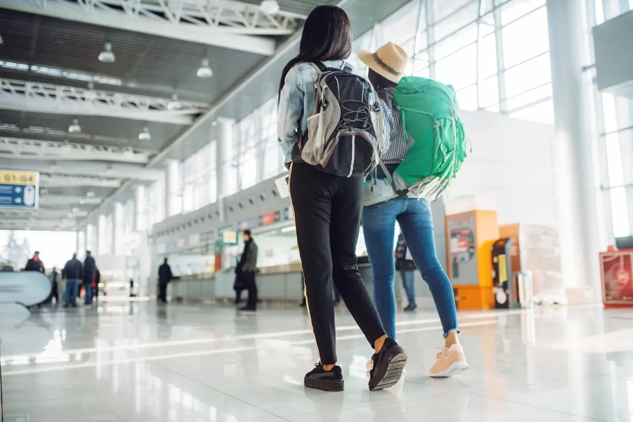 femmes touristes dans la zone d'attente de l'a&eacute;roport