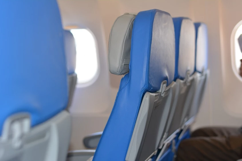 Genrebild över flygstolar med blå färg på ett kommersiellt flygplan