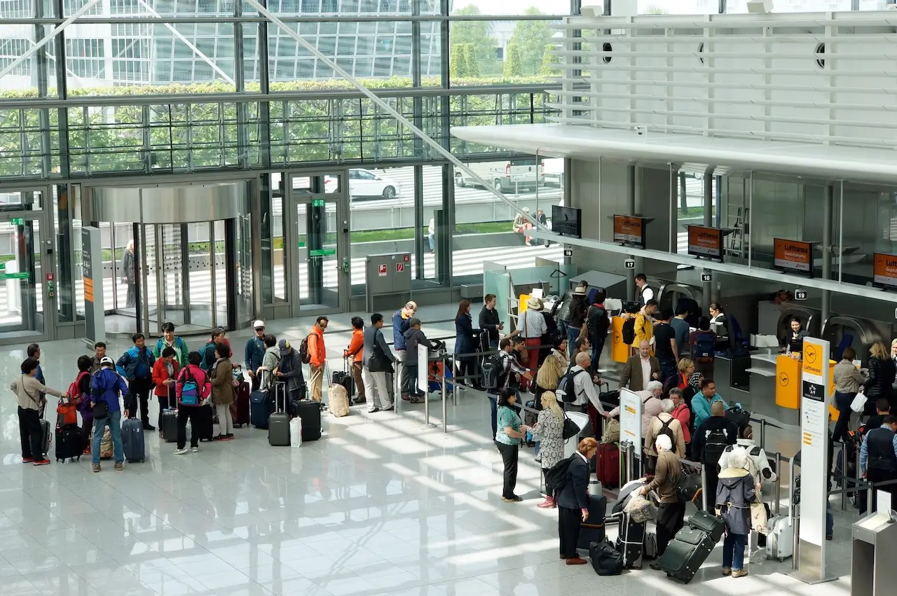 Passagiers in de rij bij de incheckbalie op de luchthaven na een vertraagde Condor-vlucht