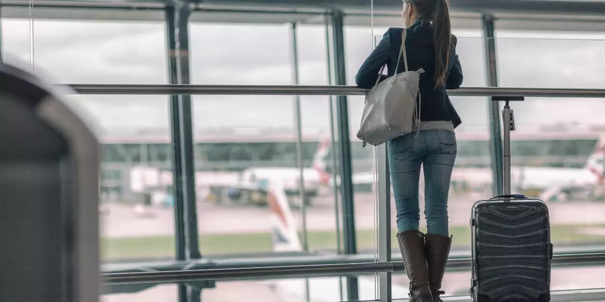 garota esperando um voo no aeroporto