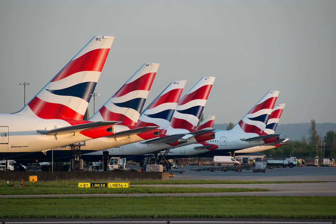 genrebild over british airways flygplan som star parkerade pa en flygplats ute i varlden