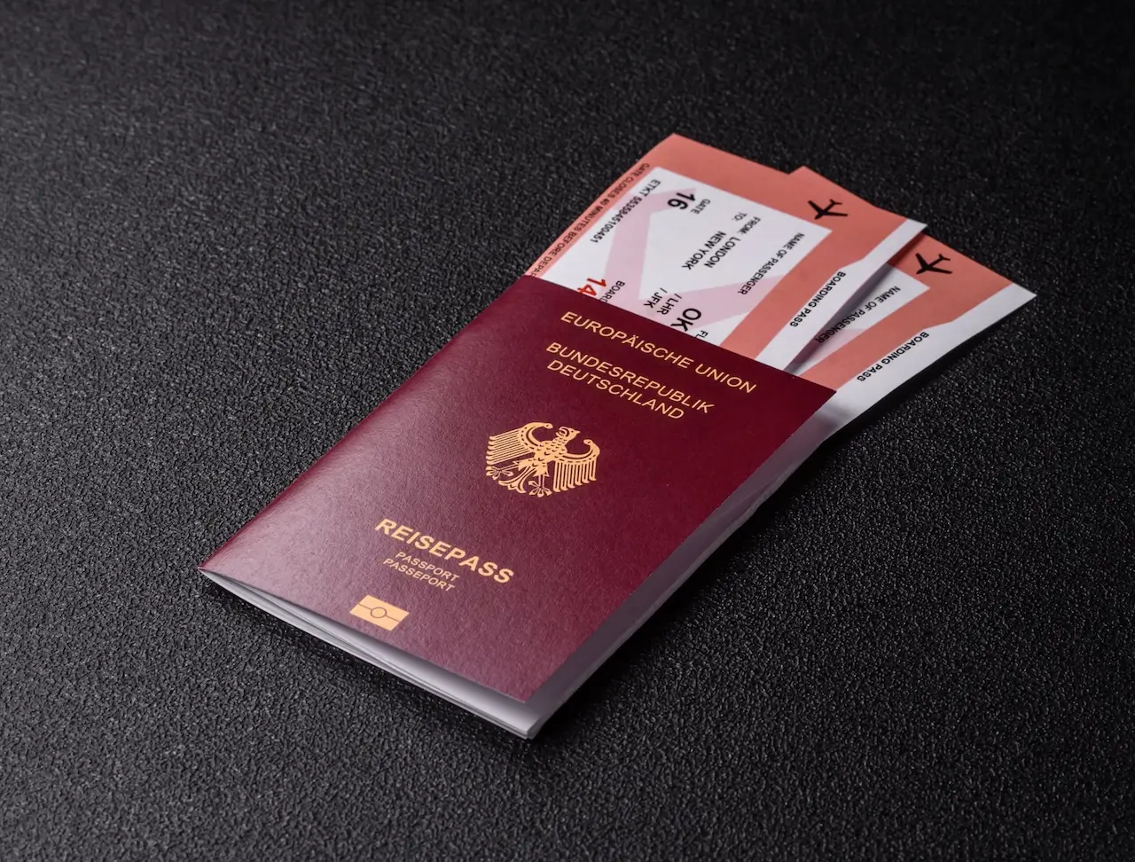 Reisepass in der Hand