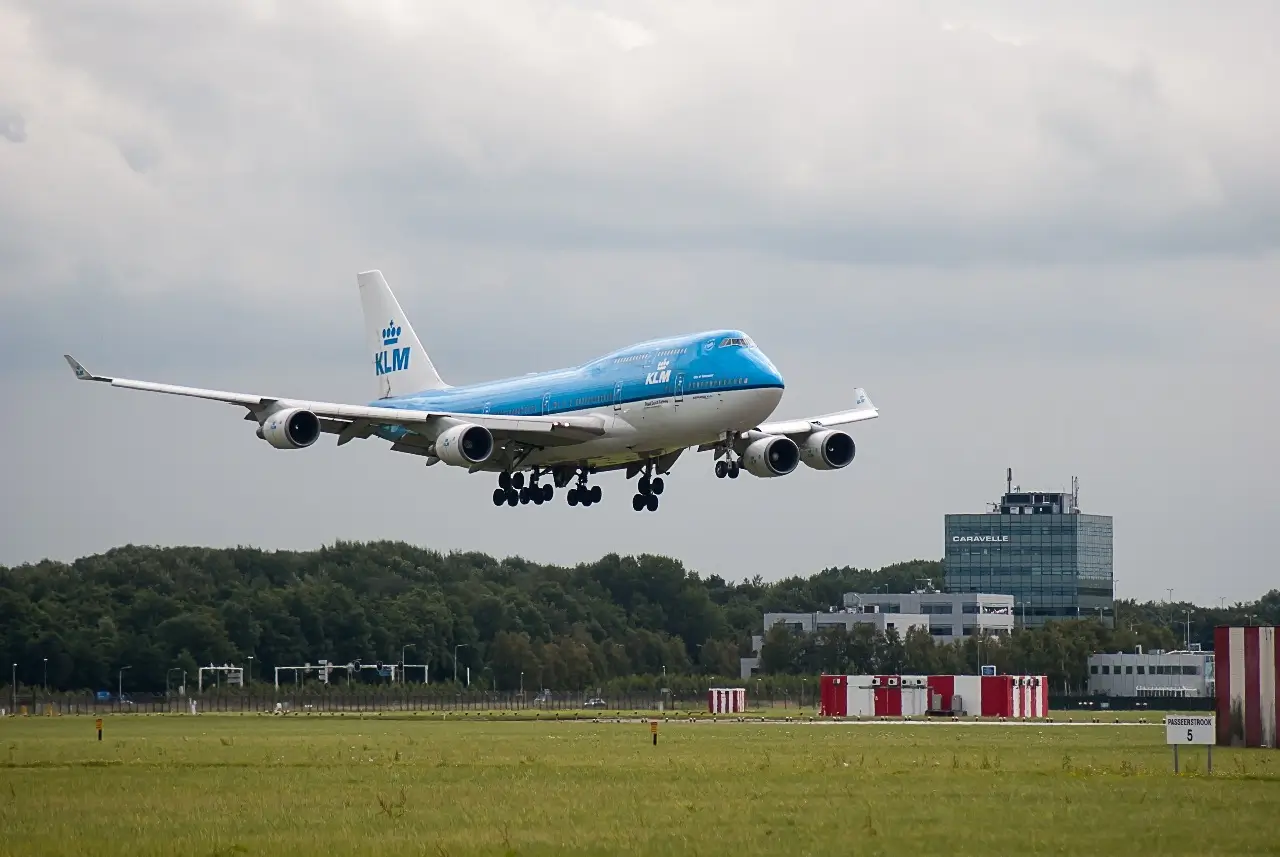 Een KLM-vliegtuig zweeft in de lucht