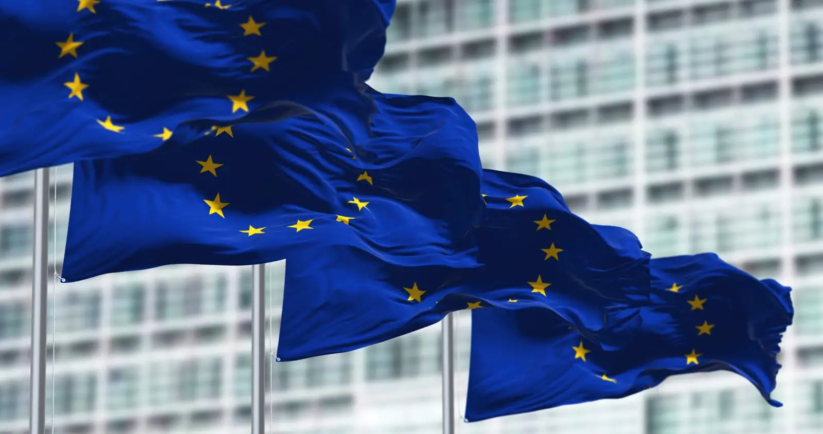 gruppe af den europ&aelig;iske unions flag vajer i vinden