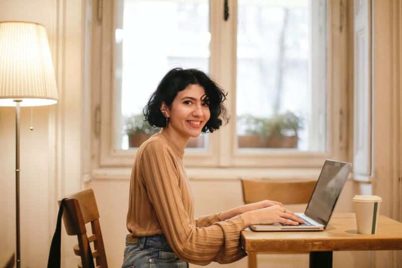 Woman is happy because she found out the AirAdvisor's guideline on what happens if airline cancels flight