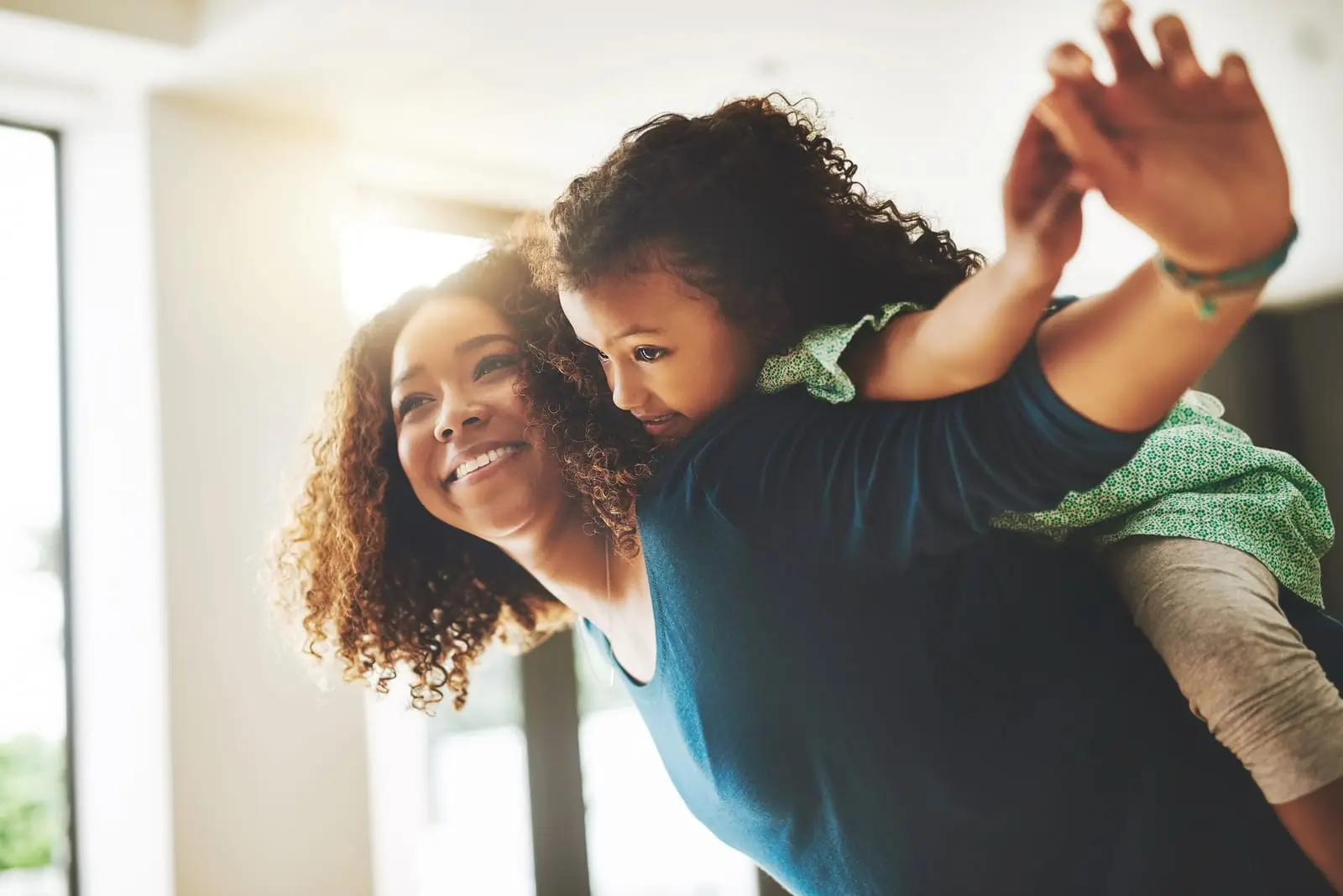 m&egrave;re et enfant jouant &agrave; l'avion