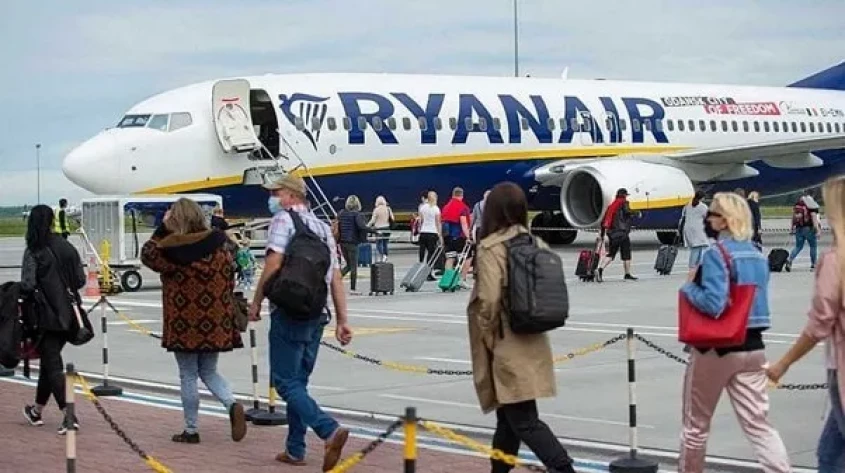Utasok sz&aacute;llnak fel egy Ryanair g&eacute;pre