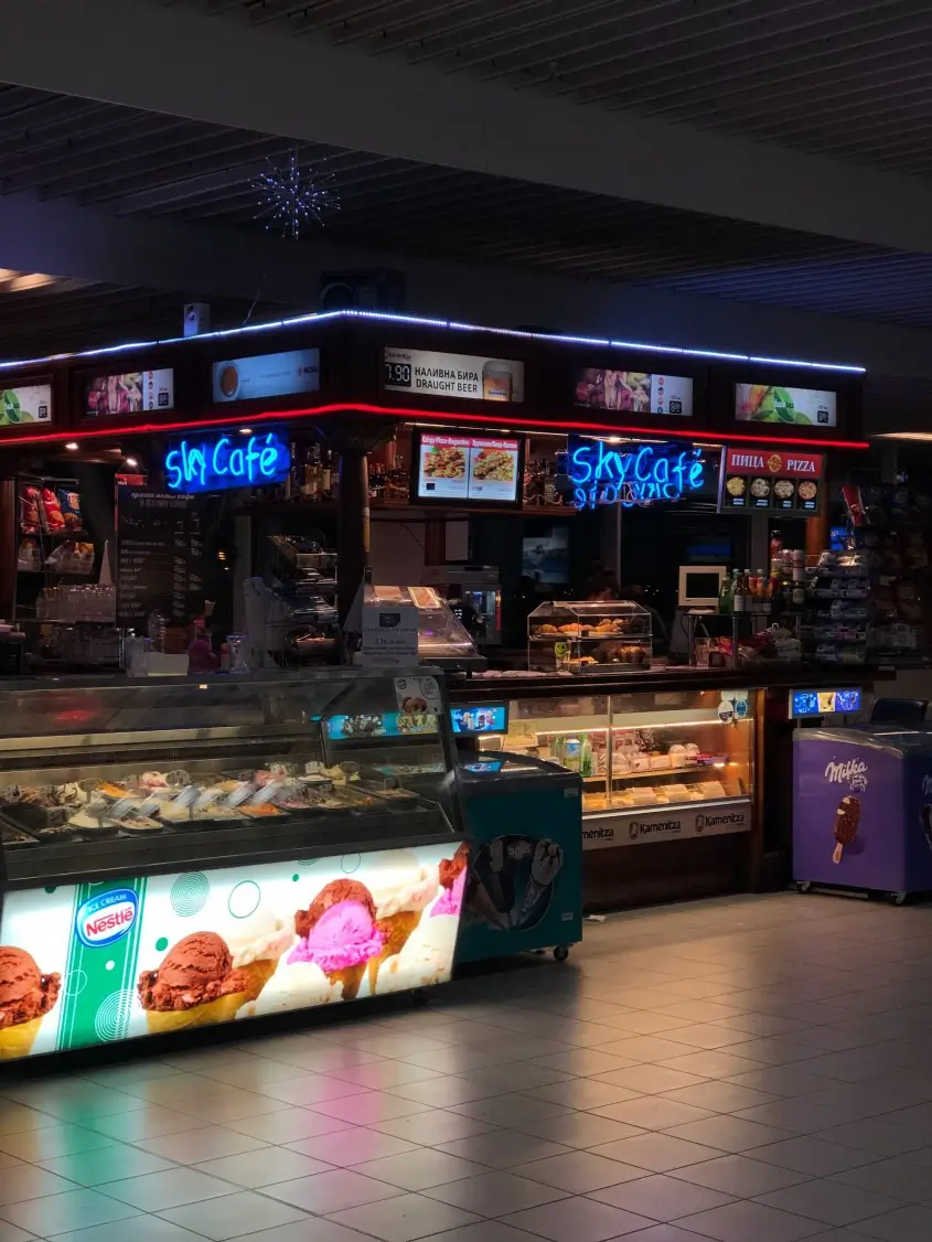jak zachowywać się na lotnisku - restauracje