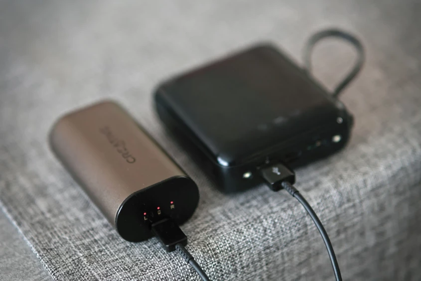 Varavirtal&auml;hde eli powerbank k&auml;simatkatavarana