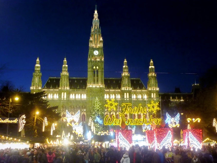 Kerstmarkt met verlichte kraampjes in Oostenrijk