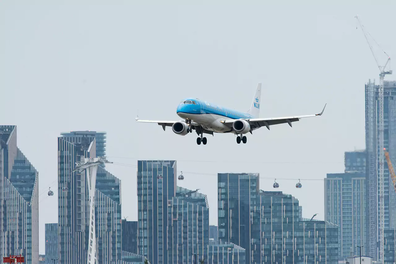 KLM flygplan som landar i staden