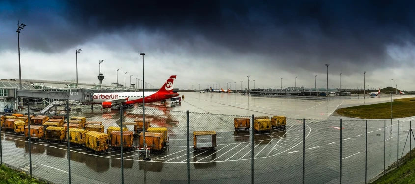 Genrebild över kommersiella flygplan som står stilla på marken på grund av oväder
