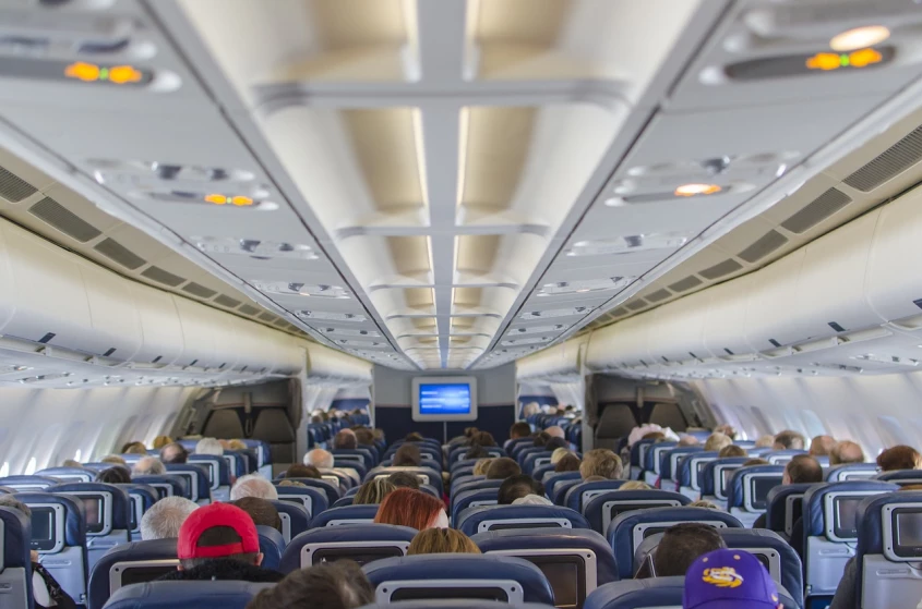 Genrebild över ett kommersiellt flygplan med säten i mitten och på sidorna