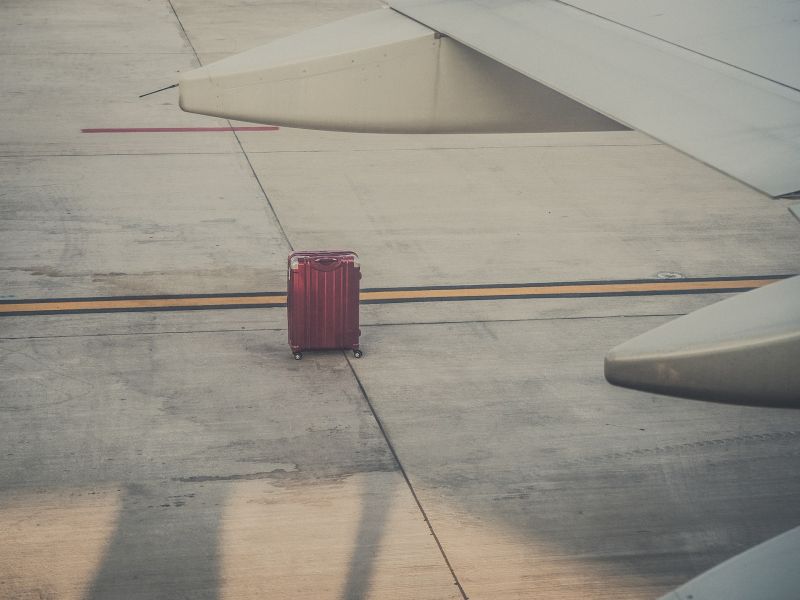 Une valise perdue sur le tarmac