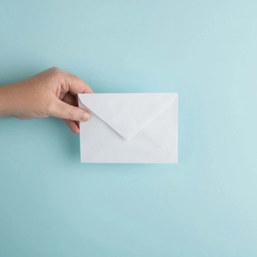 lev&eacute;l vagy e-mail k&uuml;ld&eacute;se a l&eacute;git&aacute;rsas&aacute;gnak