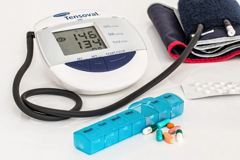 Genrebild över en maskin för mätning av blodtryck och veckodosering av tabletter