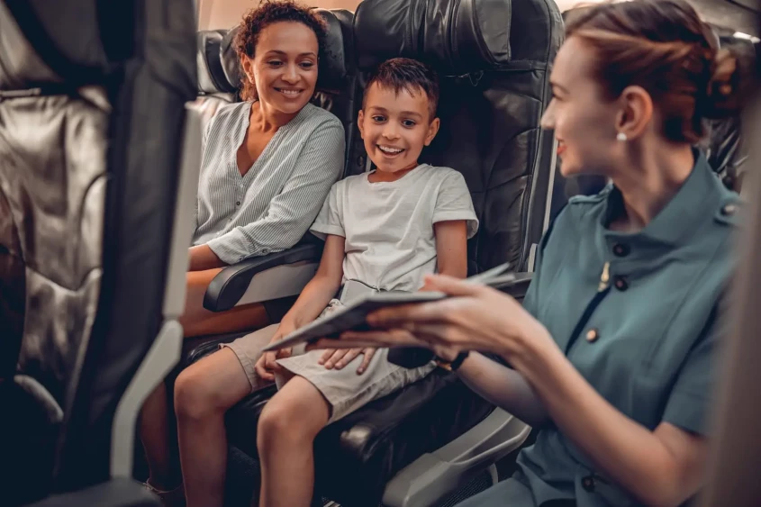 un enfant accompagn&eacute; dans un avion