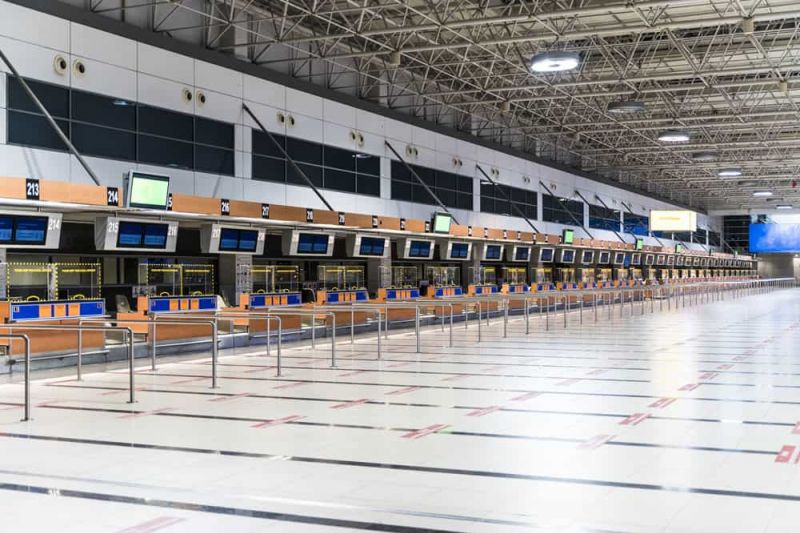 Mostradores de check-in vacíos de Air Italy por vuelos cancelados