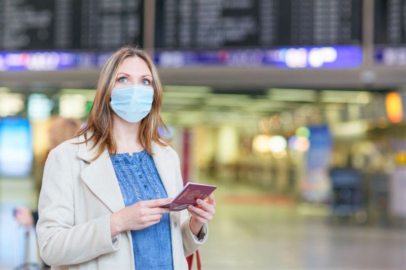 Mujer en un aeropuerto ejerciendo los derechos de pasajeros de la UE