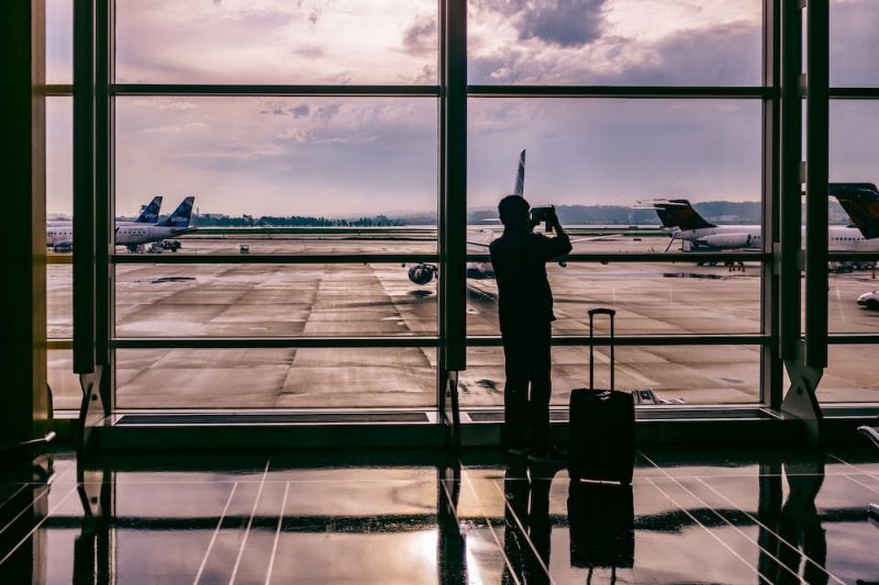 pasażer czeka na lotnisku gatwick