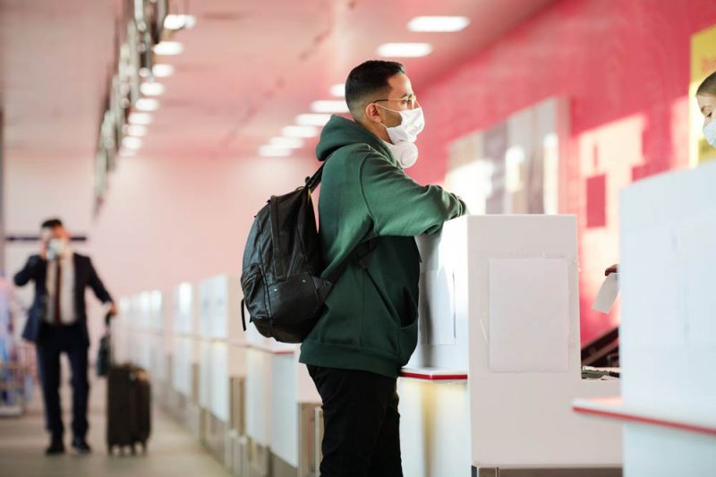 Pasajero en mostrador presentando reclamación por retraso de vuelo de Air China 