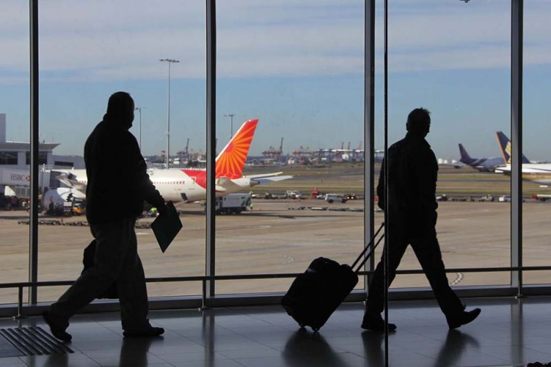 Pasajeros en el aeropuerto de camino a hablar con Brussels Airlines para una reclamación