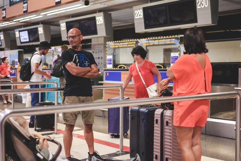 Varios pasajeros con sus maletas afectados por vuelos cancelados de Turkish Airlines