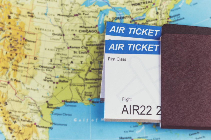 Genrebild över ett pass med flygbiljetter i första klass