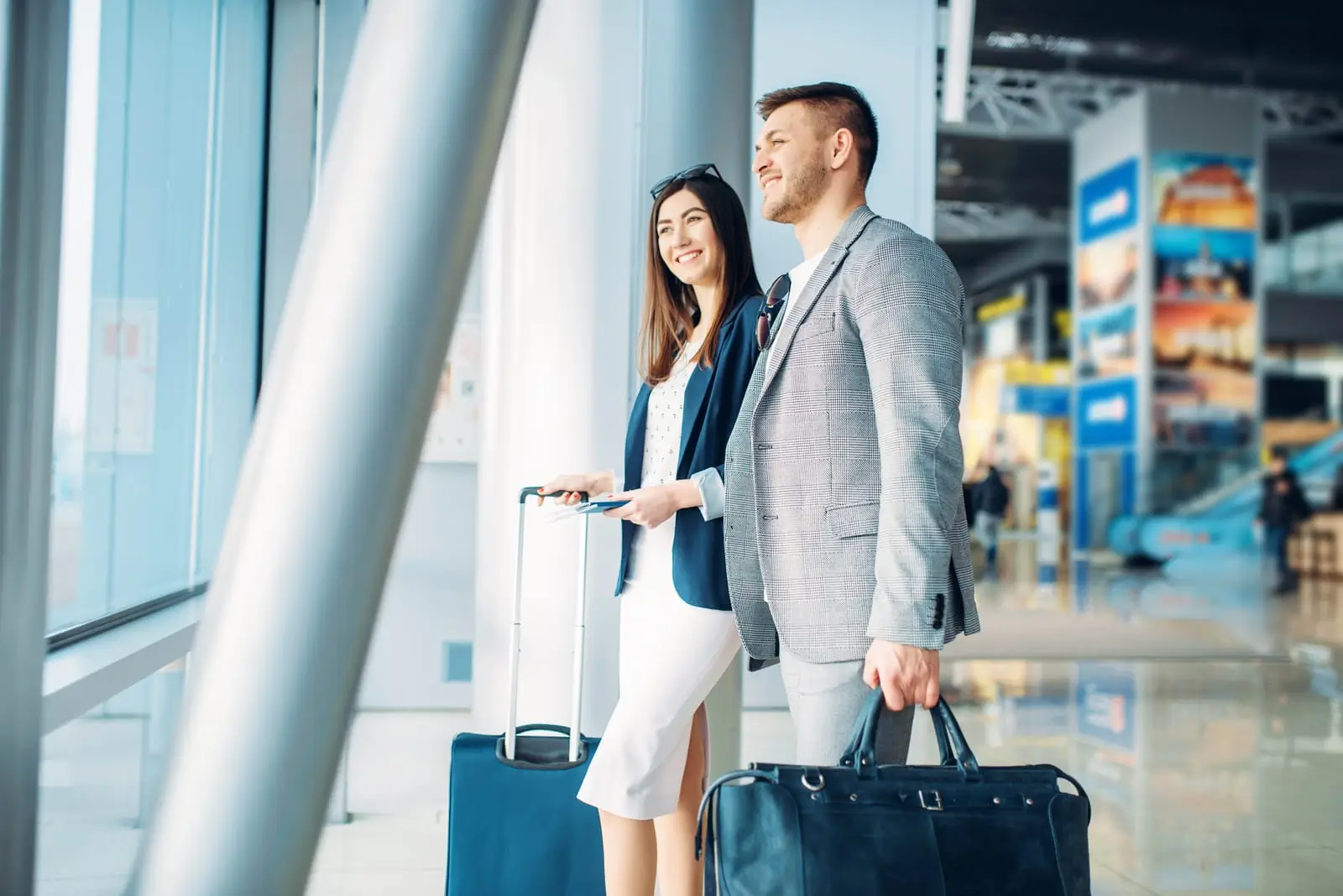 Passagiere mit Gep&auml;ck im Flughafen