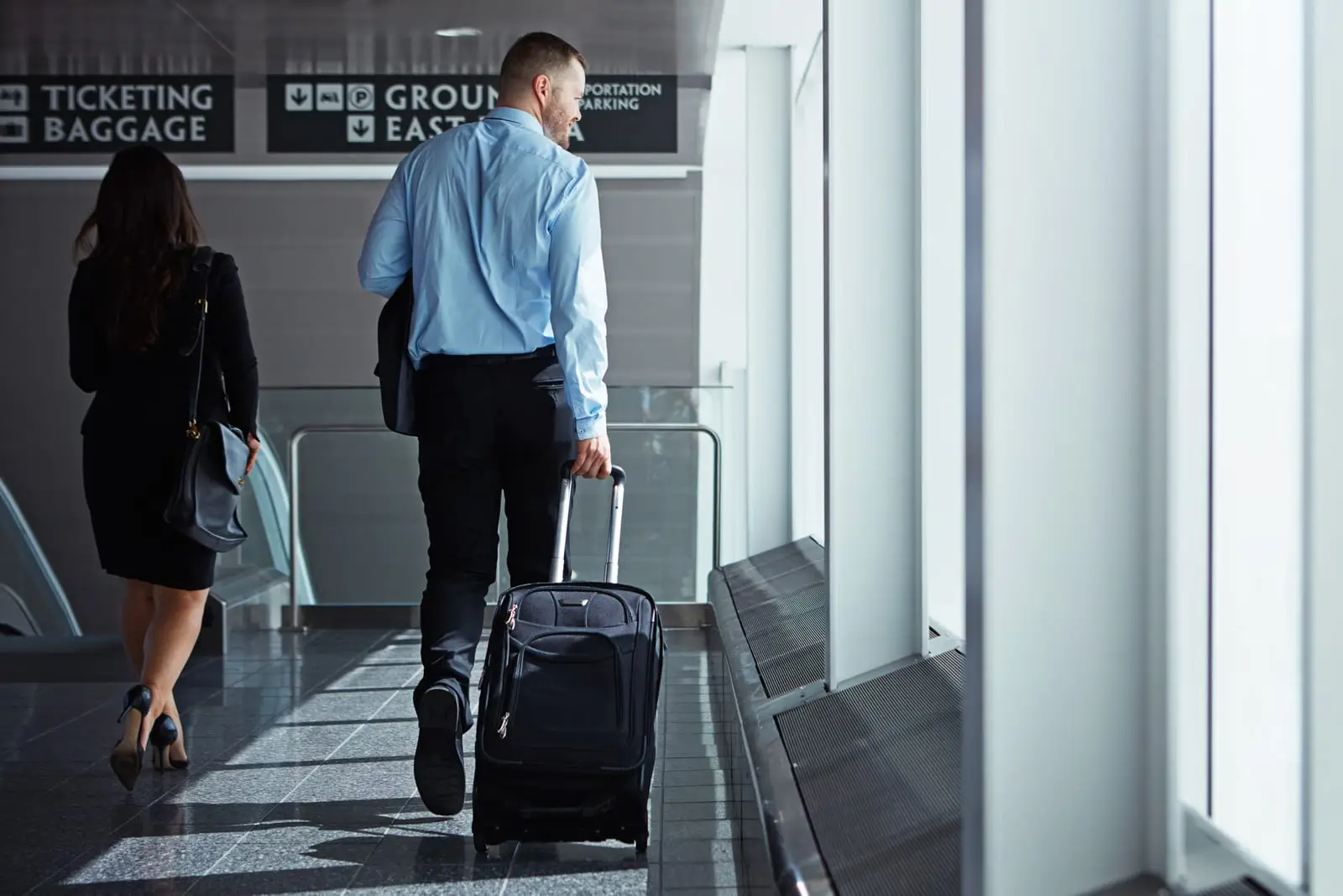 persone in aeroporto con valigie e bagagli