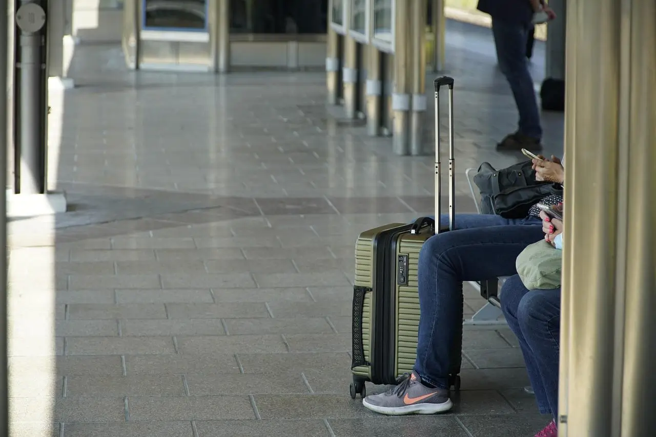 Person mit beschädigten Koffer am Flughafen