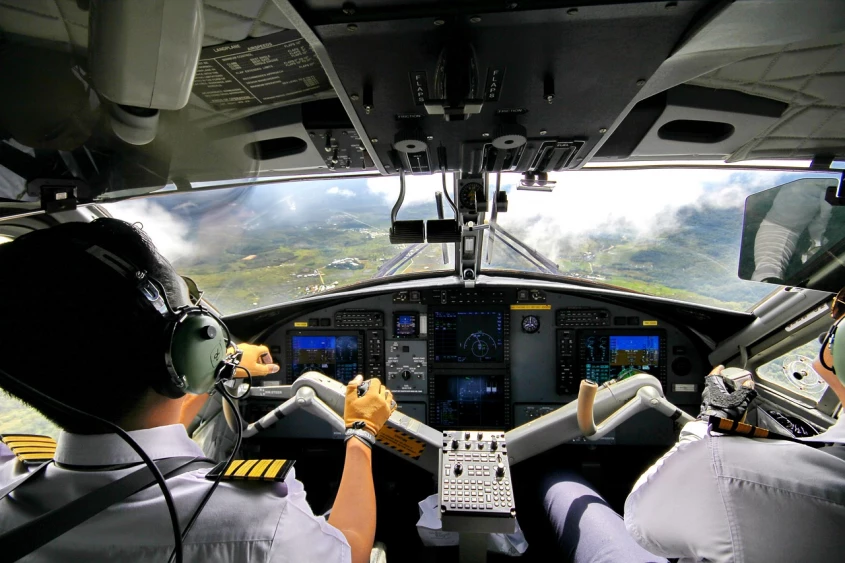 Genrebild över en pilot som sitter i en förarkabin (eng. cockpit)