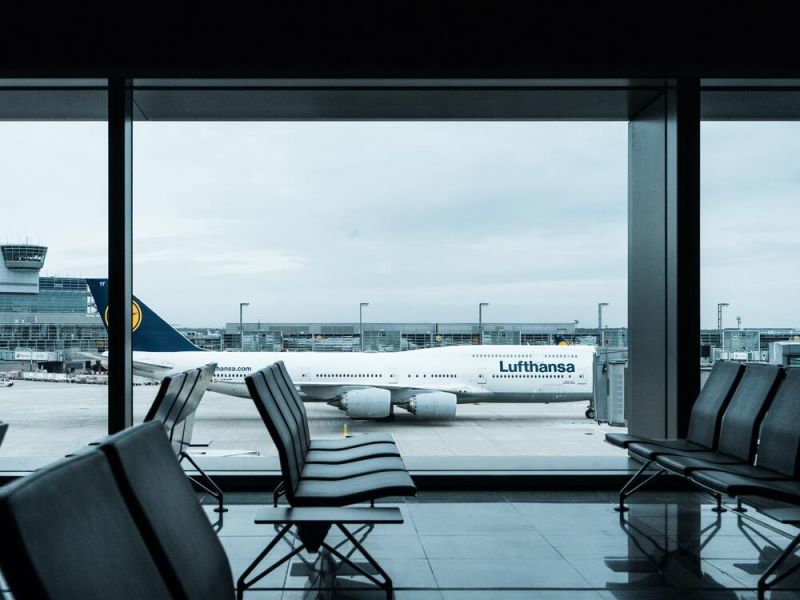 spójrz przez okno lotniska na samolot Lufthansy, głównego przewoźnika w Europie