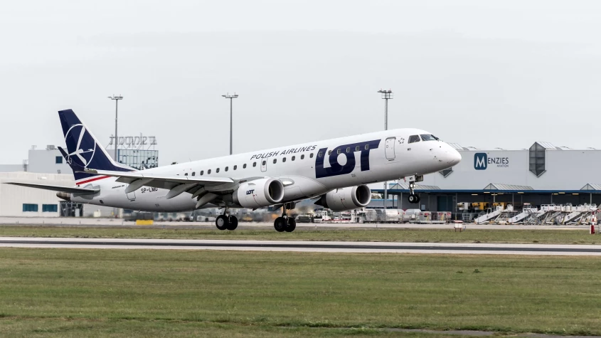 LOT Polish Airlines-fly p&aring; flyplassen